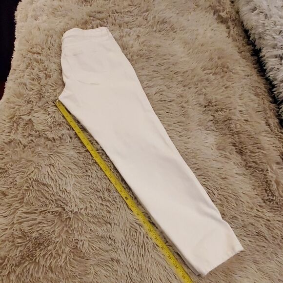 Slightly distressed AMO "twist" cropped jeans - Picture 8 of 8